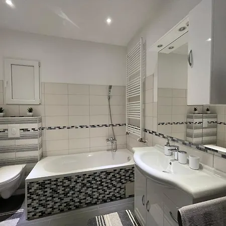 Maria's - Modernitaet Trifft Eleganz 데틴겐안데에름스